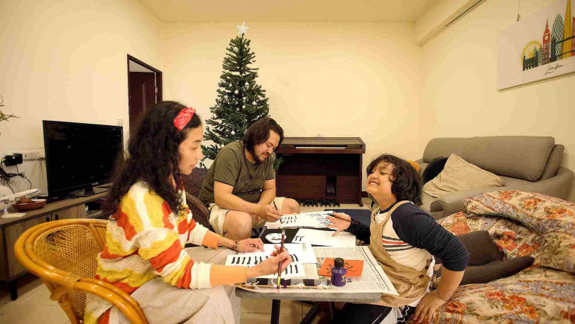 Zane在雙重文化中長大。母親Ela服務於非政府組織（NGO），父親 Ricky則在大學教書。（圖／海鵬提供）