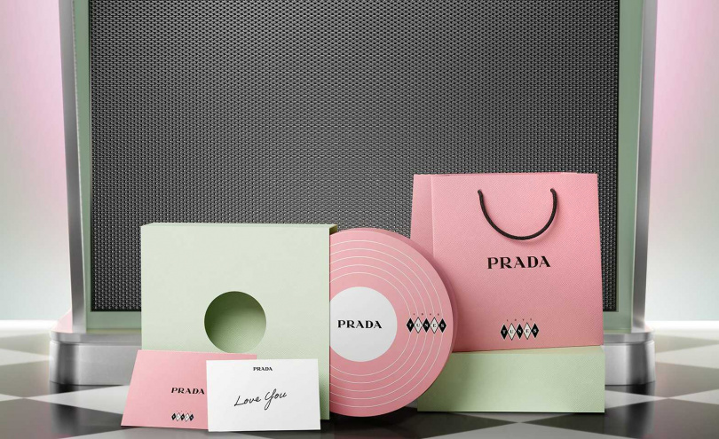 為迎接情人節，櫃上也同步推出買贈活動-凡於PRADA Beauty全台專櫃消費滿2,000元即享【LOVE TUNES譜曲愛戀】情人節限定禮袋+禮卡；消費滿6,000元享限定唱片禮盒+禮袋+禮卡包裝服務，想買香水當禮物的人請快衝！（圖／品牌提供）