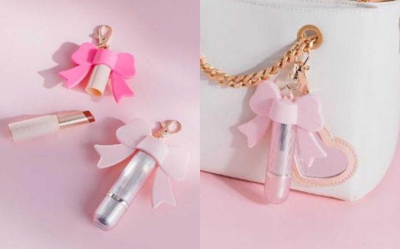 為與消費者一同慶祝浪漫情人節，即日起凡於全台雅詩蘭黛百貨櫃點、MOMO 及LINE禮物官方旗艦店購買新品，即贈超可愛的「超Q蝴蝶結唇膏帽」。套在唇膏上超萌嫩，掛在包包上更是方便隨手抓補妝！（圖／品牌提供）