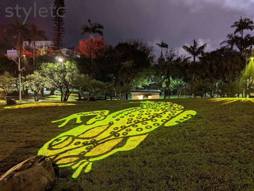 「山光脈動夜間劇場」以燈光在地面投影小動物圖樣，讓跑馬古道公園成了新興夜景去處。（圖／于魯光攝）