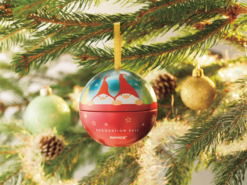 每年換新裝粉絲手刀必收集的「聖誕裝飾球巧克力（Decoration Ball）」55g售價580元，今年更推出聖誕小精靈造型的的圓形裝飾球。（圖／ROYCE’提供）