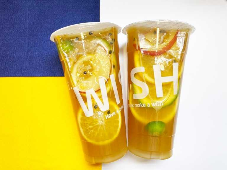 「Mr.Wish鮮果茶玩家」提供的招牌光果茶以5種水果製成，每人每日可換一杯，一路換到月底。