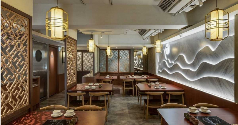 用餐區以東方水墨與萬川海棠屏風做為主軸。（圖／如嬌花膠雞鍋物提供）