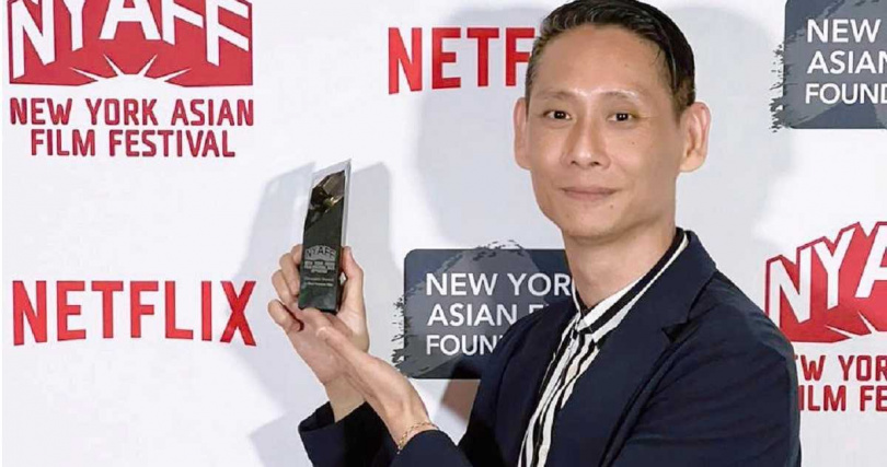 《富都青年》導演王禮霖親赴紐約亞洲電影節領取「突破新視野最佳劇情片獎」。（圖／甲上娛樂提供）