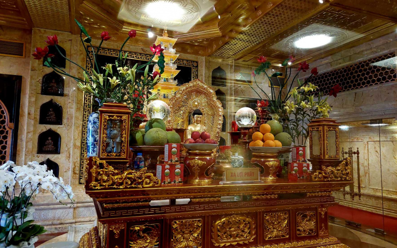 從阿彌陀佛銅像下方可入內觀看存放在七層水晶琉璃塔中的「佛舍利」。（圖／魏妤靜攝）