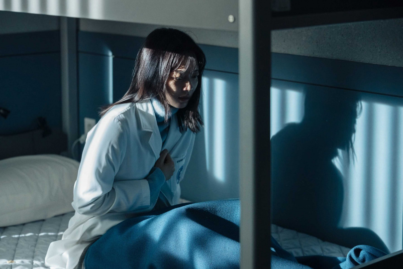 《惡緣》申敏兒飾演試圖擺脫暗黑過往的醫生。（圖／Netflix提供）