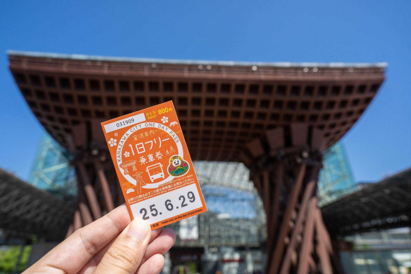 北陸鐵道也提供金澤市內公車一日通票,可無限次搭乘循環與路線巴士,串聯東茶屋街、兼六園、近江町市場等熱門景點。(圖/業者提供)