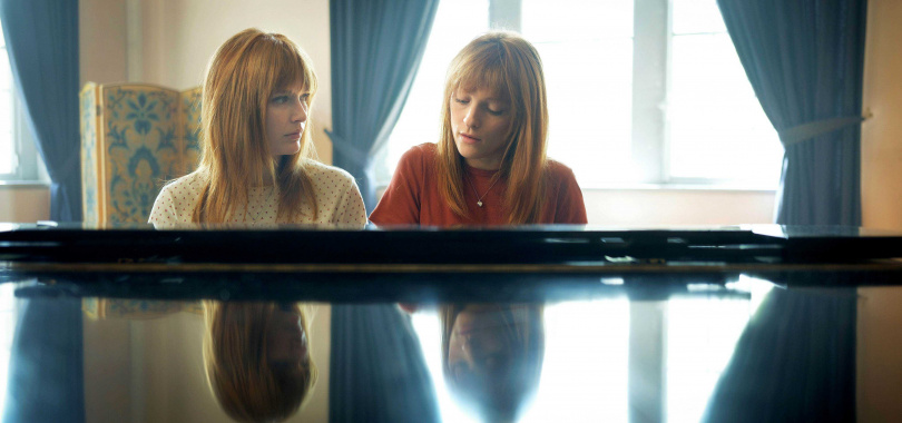 卡蜜兒拉札(左)和梅蘭妮侯貝爾在電影《天才琴手》詮釋姊妹鋼琴家十分到位,獲得法媒全面好評。(圖/海鵬提供)