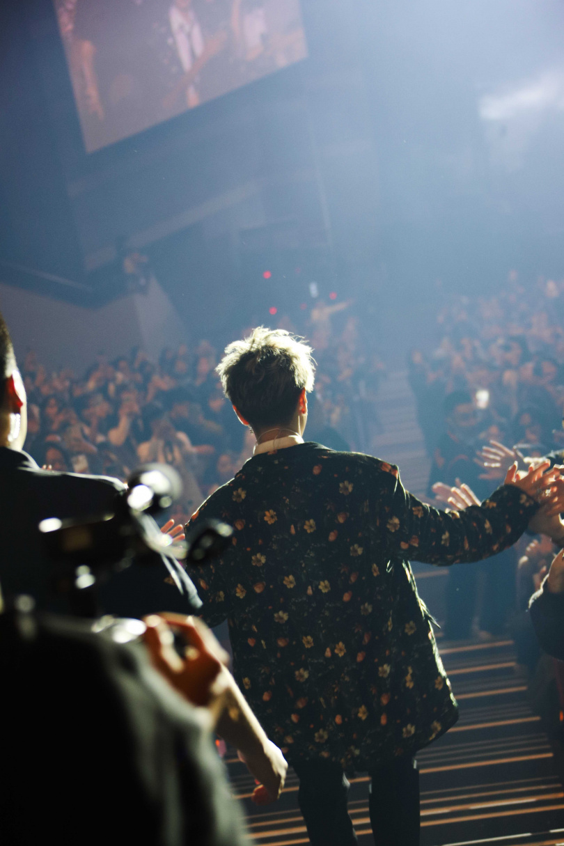 寵粉的佐藤健下台與觀眾近距離互動。(圖/KKLIVE提供)