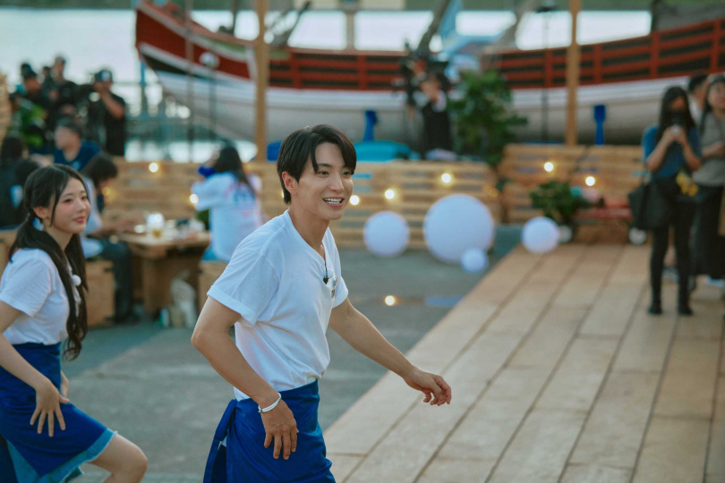 利特招攬現場客人。(圖/客家電視台提供)