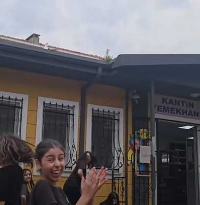 海鷗幫妹子拿排球。（圖／翻攝自臉書）