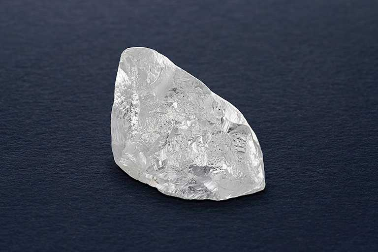 DE BEERS「The 1888 Master Diamonds」系列中最大的129.71克拉鑽石原石，源自波札那礦區。（圖╱DE BEERS提供）