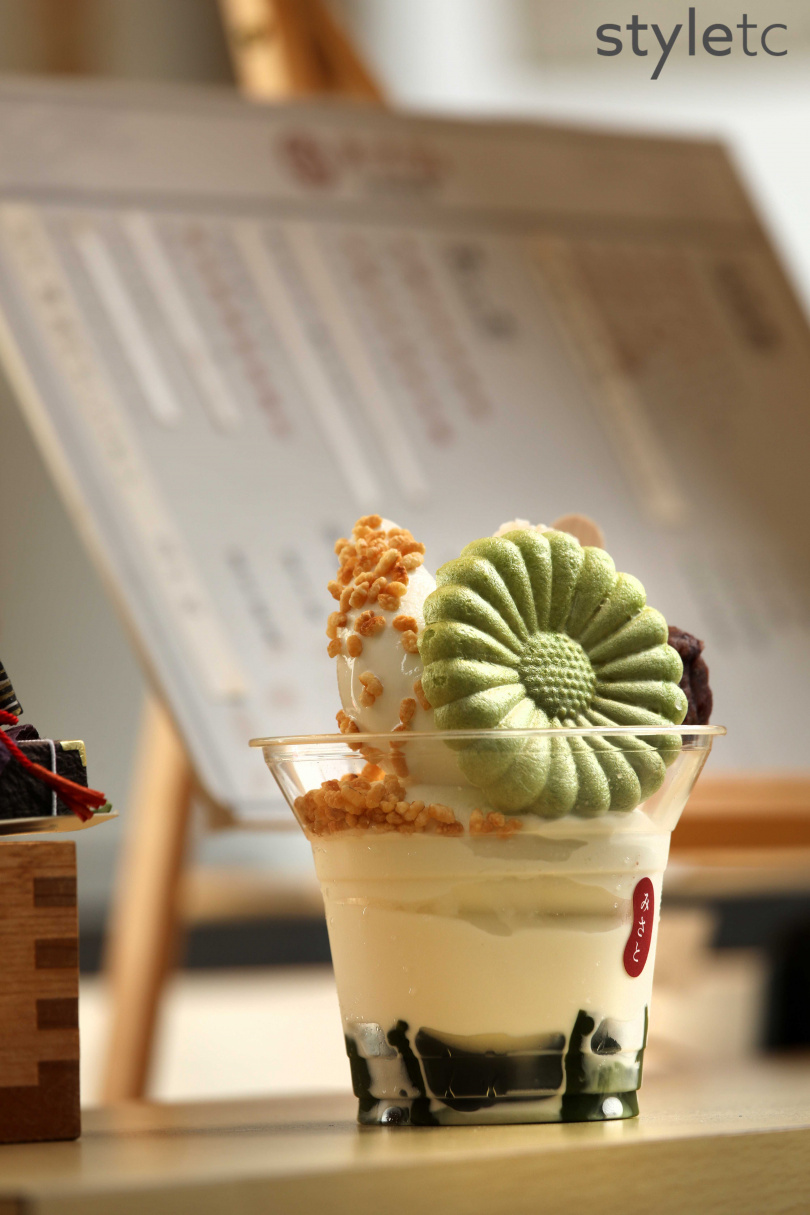 霜淇淋系列首發推出「北海道十勝米菓霜淇淋」，牛奶味相當濃郁。（95元，于魯光攝）