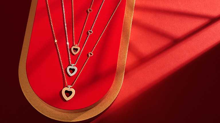 FRED「Pretty Woman」系列，（上）玫瑰金紅寶石項鍊╱60,000元；（中）白金鑽石項鍊╱128,500元；（下）玫瑰金鑲鑽項鍊╱119,600元。（圖╱FRED提供）