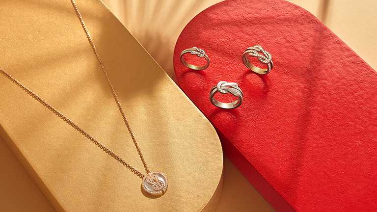 FRED「Chance Infinie」系列，（左）玫瑰金鑽石及珍珠母貝項鍊╱142,200元；（右）黃金、白金鑲鑽戒指╱價格店洽。（圖╱FRED提供）