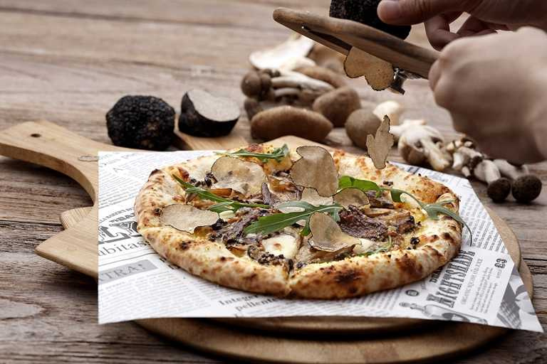 Beppin推出的「黑松露牛肝箘菇起司披薩」也是搭配現刨的黑松露。（290元）