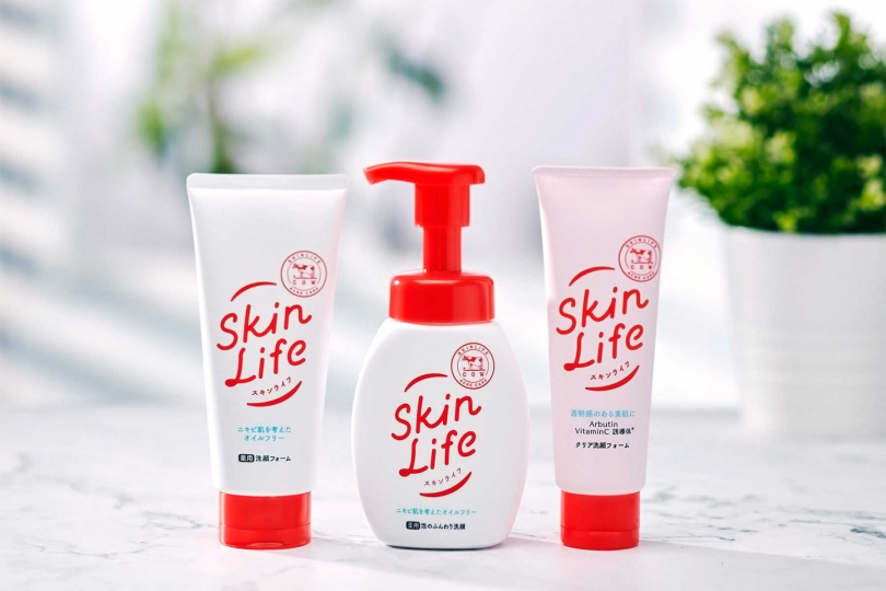 「SkinLife滋卿愛」泡洗顏的「濃密泡」質地，讓洗顏時觸感更舒適、按摩洗淨效果更深入，且洗後肌膚不緊繃感更顯著。