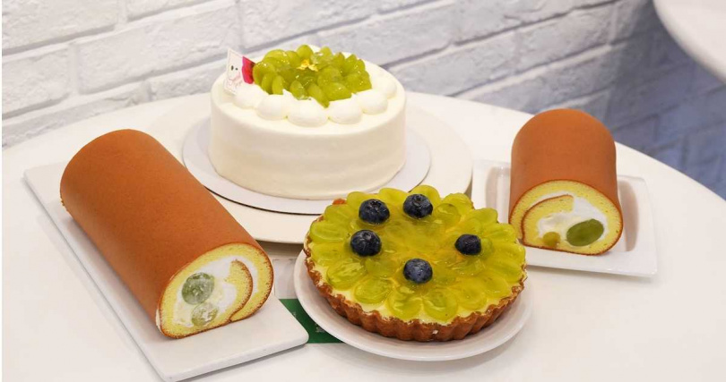 季節甜點「白葡萄生乳捲」（565元）、「白葡萄果園」圓形蛋糕（980元）與「白葡萄園舞曲」派塔。（850元）