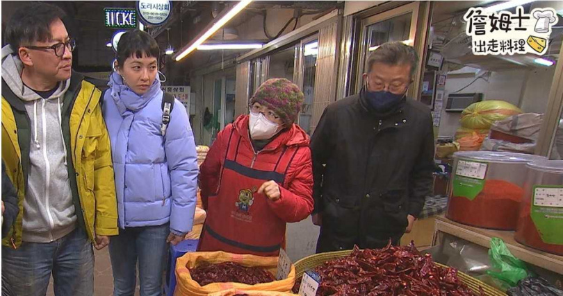 詹姆士親至韓國當地市場的店鋪，自行挑選辣椒現磨成粉。（圖／八大提供）