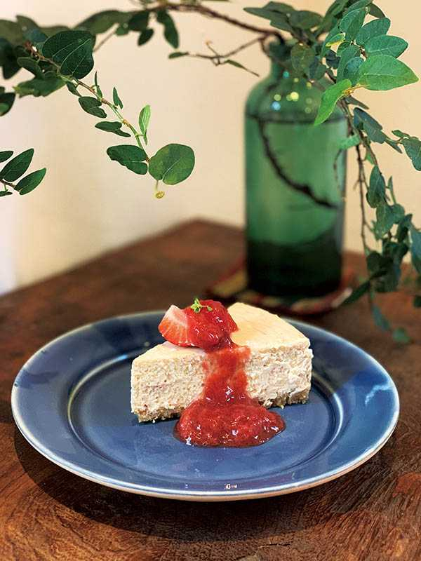 「閑恬Mydeli」的「草莓起司蛋糕」，拌入自製果醬及新鮮草莓，是季節限定口味。（150元）（圖／官其蓁攝）