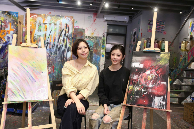 劉品言(左)與詹子萱(右)首次挑戰潑畫。(圖/鏡電視提供)