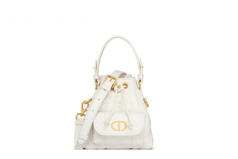 Dior Caro 白色籐格紋小羊皮迷你水桶包/100,000元(圖/品牌提供)