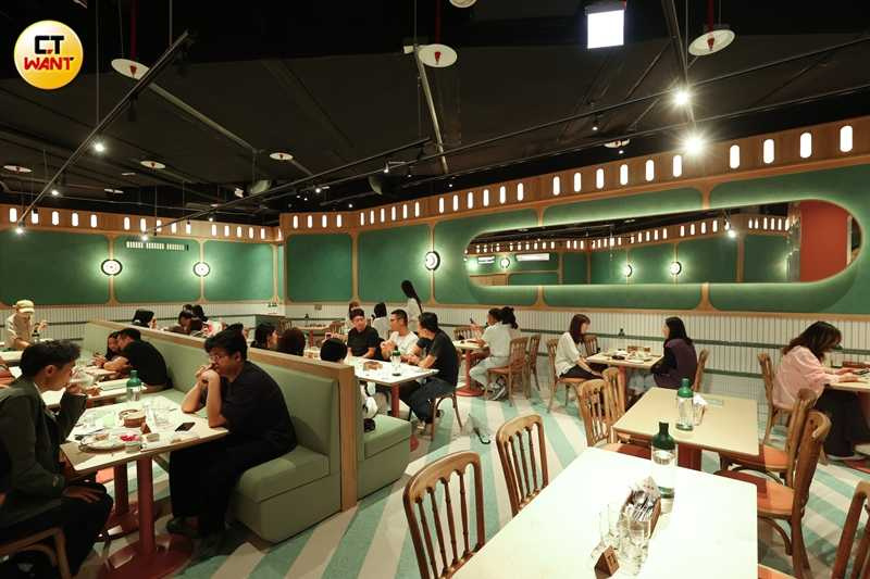 明亮的用餐空間以復古綠為主色調。(圖/林士傑攝)