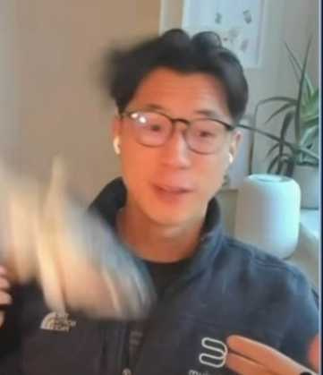 主人在開會，柯基在玩耍。（圖／翻攝自臉書）