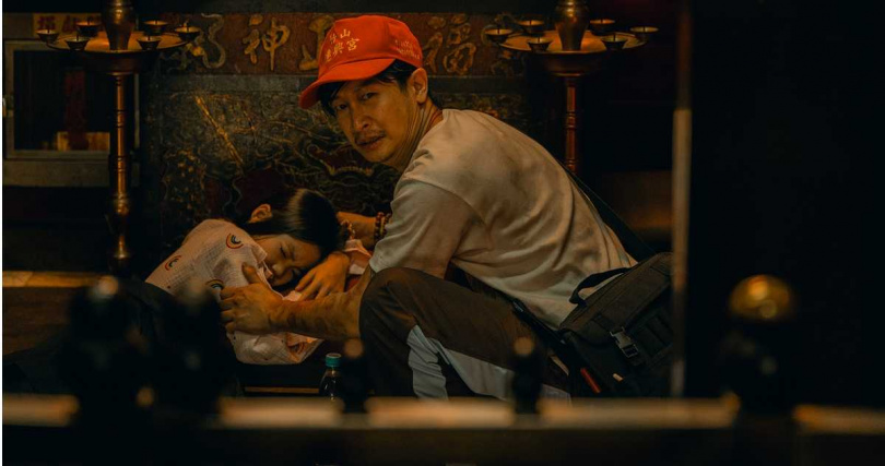 《整形過後》邱凱偉(右)求助民俗療法,帶女兒黃歆庭(左)逃院正面槓上醫療團隊。(圖/六魚文創)