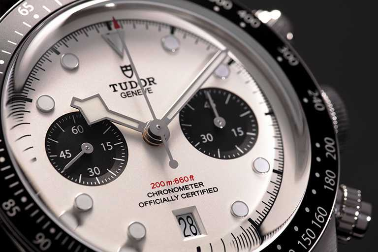 TUDOR「Black Bay Chrono碧灣計時」型腕錶，蛋白色面盤、鉚釘鋼鍊款╱165,000元。（圖╱TUDOR提供）