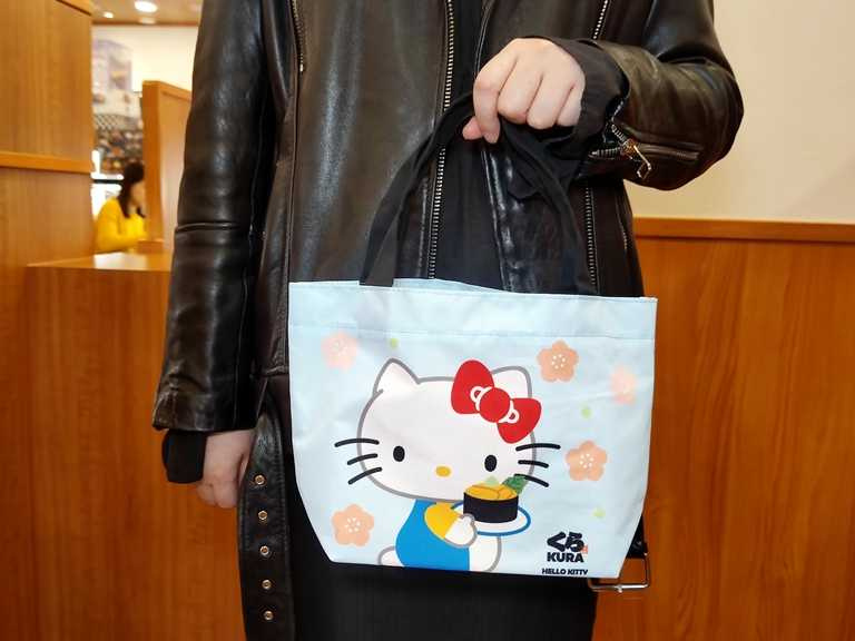 民眾只要於嘉義、彰化、高雄、台北等10間藏壽司店鋪當日消費滿1,200元，還可贈送限量「HELLO KITTY手提袋」。