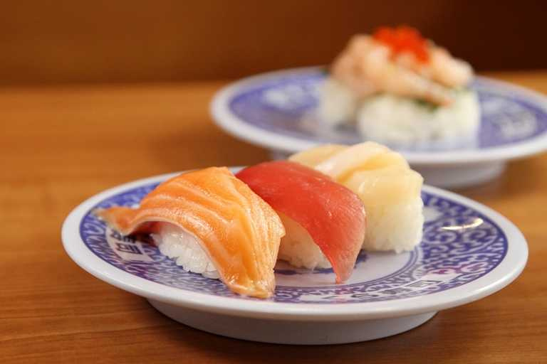豪邁三鮮，豪邁地將北海道大帆立貝、鮪魚、鮭魚奢華盛入一盤，是老饕必點的超值商品。（80元）