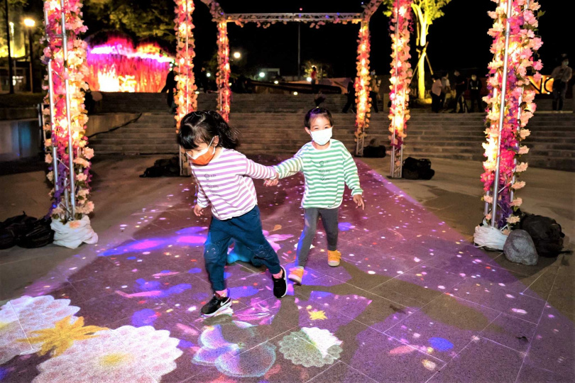KANO園區以彩色織帶藝術搭配雕空的裝置，在地面投射出光影，相當具有設計感。