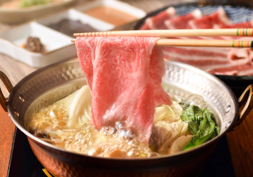 日本經典鍋物「涮涮鍋」，以昆布與柴魚細熬慢煮出的湯頭，清爽甘甜，散發柴魚香氣。最適合品嚐伊比利豬、日本和牛脂香甘甜的滋味。（圖／黑毛屋提供）