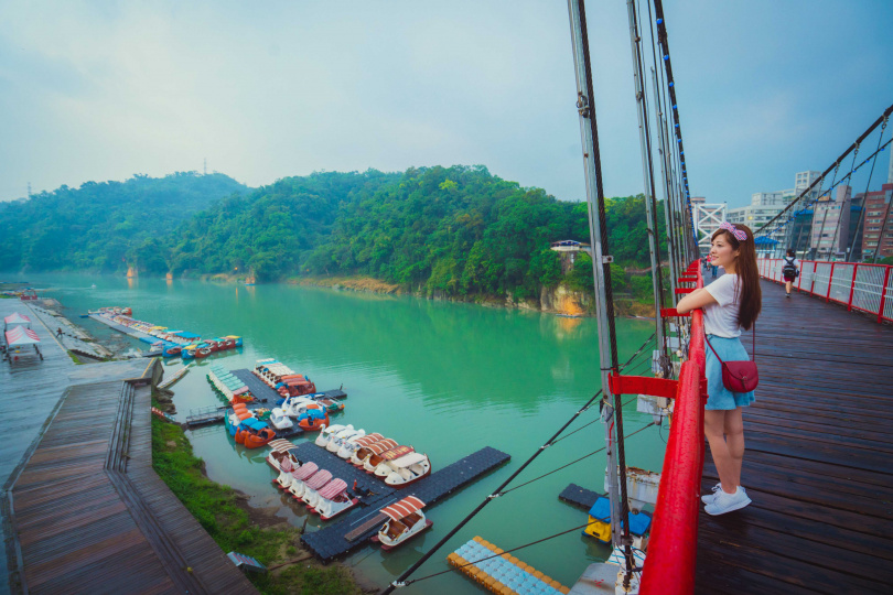 碧潭吊橋上俯瞰美麗的碧潭水景。