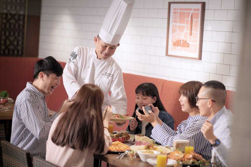 JR東日本大飯店台北即將於今年八月份開幕滿一週年，擅長異國料理的行政總主廚芦浦隆二特別在Brilliant鉑麗安全日餐廳在不同月份推出地中海、義大利及法式料理等主題美食。