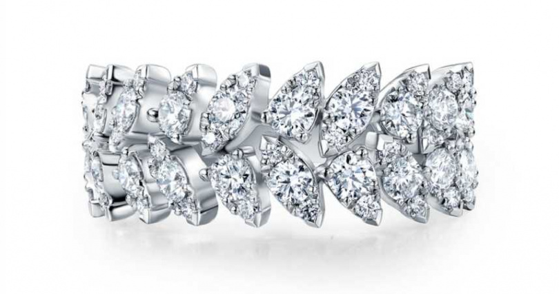 Aerial Double Dewdrop白K金鑽石戒指／233,000元 梨形視覺效果，使圓形明亮式切割鑽石更加富有變化。（圖／品牌提供）