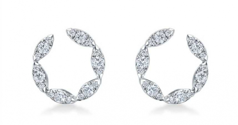 Aerial Marquis Wrap白K金鑽石耳環／221,000元 流暢時尚的欖尖形圖案設計，可修飾臉部線條。（圖／品牌提供）