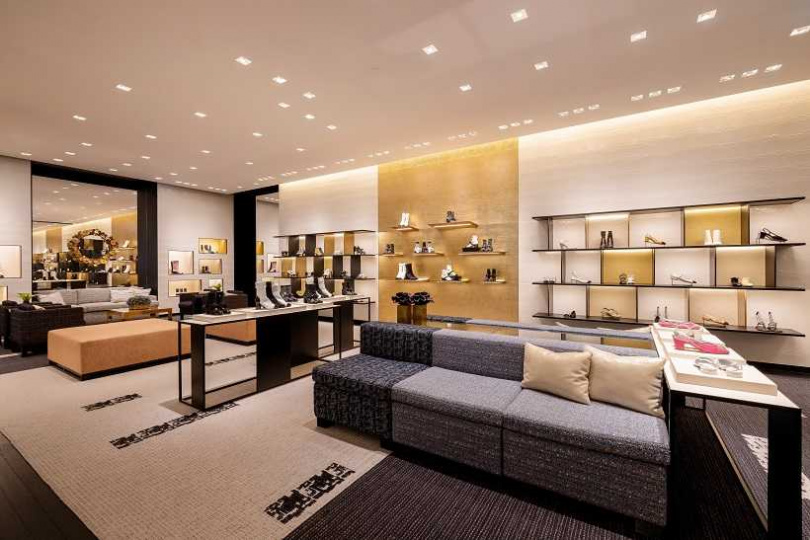 店內各處巧妙點綴金色元素，彰顯CHANEL鞋履專賣店的整體空間設計。（圖／品牌提供）