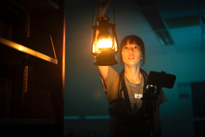 《女鬼橋2：怨鬼樓》王渝萱提著油燈，意外被玻璃割傷。（圖／樂到家國際提供）