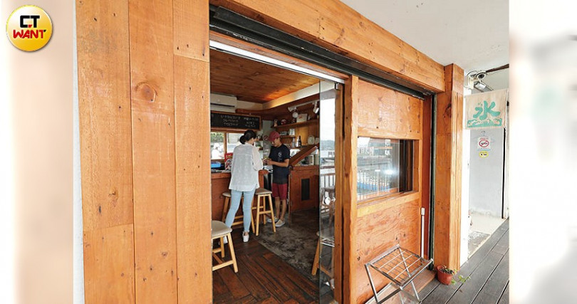 「朝日夫婦」店面僅5、6坪大，裝潢以木質調營造日式氛圍。（攝影／于魯光）