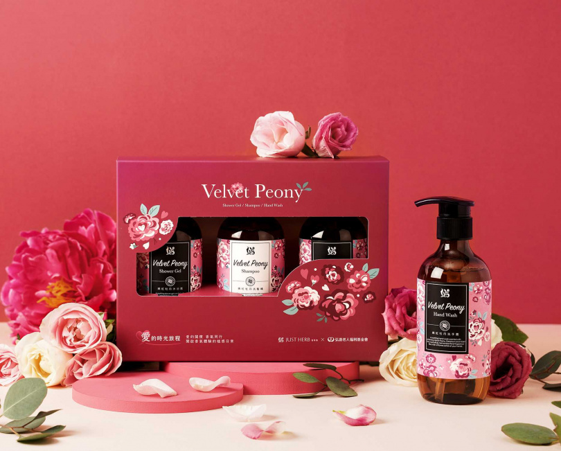 香氛保養品牌《香草集》推出年度限定禮盒「愛的時光旅程禮盒 嫣紅牡丹沐浴組」。