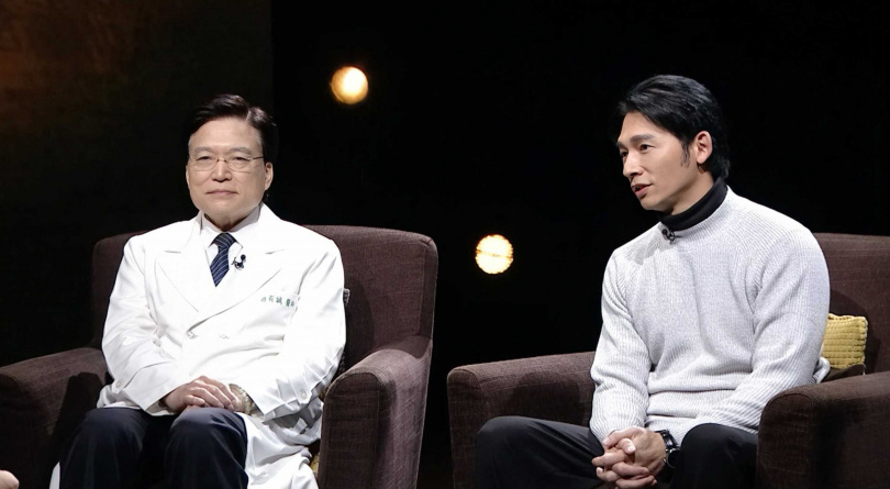 趙有誠（左）與劇中飾演他自己的温昇豪接受影評人膝關節專訪。（圖／大愛提供）