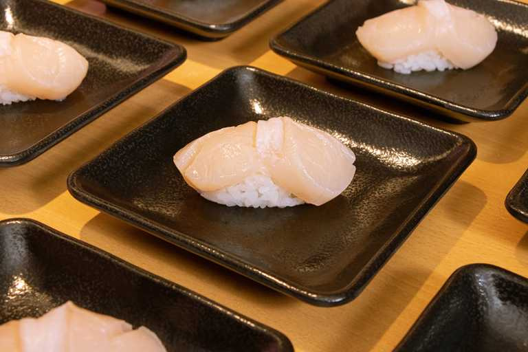 壽司郎特與JFOODO（日本食品海外推廣中心）攜手推出「春食帆立 貝加幸福」帆立貝試吃活動。
