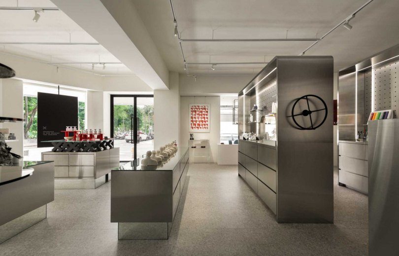10X松菸概念店的空間設計以大量金屬元素構築，藉由銀灰色調詮釋出10X的實驗風格。（圖／品牌提供）