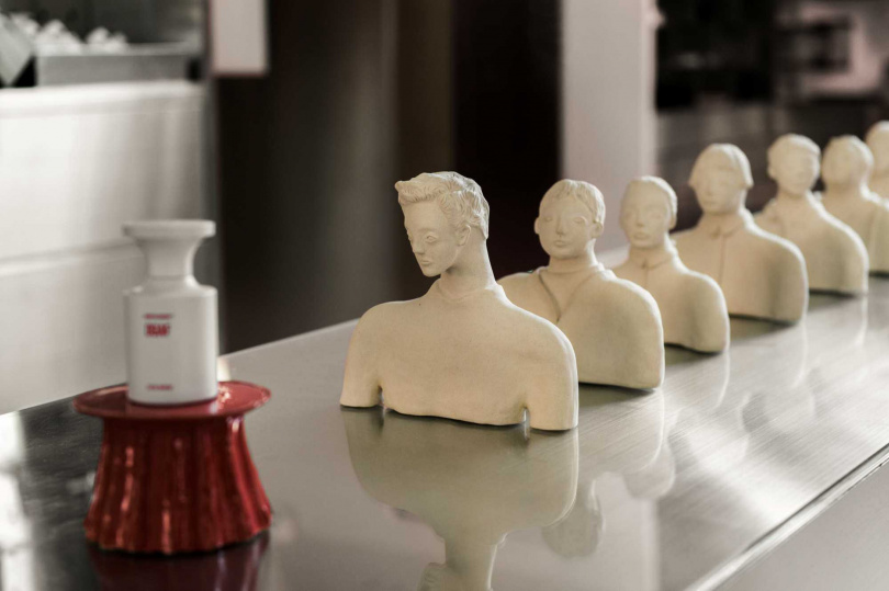 藝術創作者Norman Normal作品「後人類」，透過每件形貌迥異的人像雕塑，呼應漢南洞潮流香氛品牌BORNTOSTANDOUT鼓動解放真實自我的不羈態度。 （圖／品牌提供）