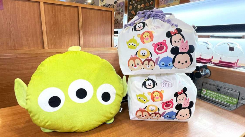 Tsum Tsum 狂歡派對集點贈活動商品包括「Tsum Tsum 束口便當袋」（右）和「三眼怪插手枕」。（圖／藏壽司提供）