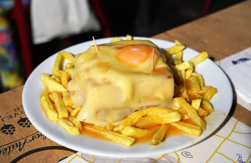 Café Santiago的濕答答三明治「Francesinha Santiago」有分牛肉與無牛肉版本，但同樣厚實與罪惡。（牛肉版15.75歐元，圖／魏妤靜攝）