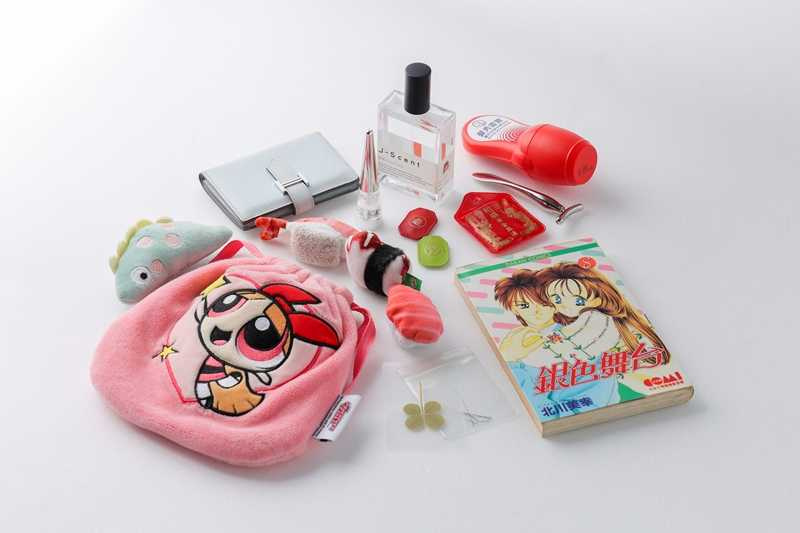 林岱縈也會隨身攜帶香水、小型的按摩棒可以消水腫，漫畫《銀色舞台》則是以前的回憶，上網買來溫習重看。（圖／林士傑攝）