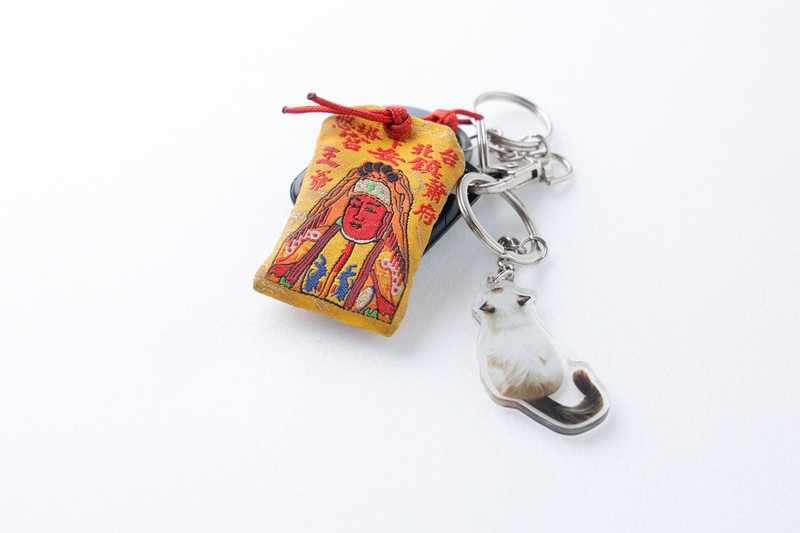 貓奴林岱縈鑰匙圈上就是自家愛貓「毛球」的吊飾，是粉絲送的禮物，而上面的護身符則是去宮廟拜拜求平安跟母娘求來的。（圖／林士傑攝）